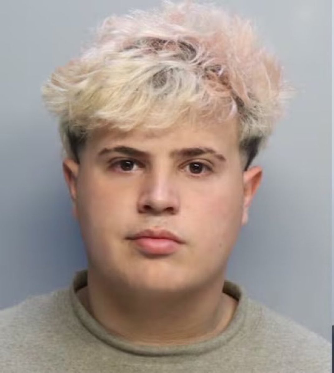 tobidj3's tweet photo. Es la mejor mugshot de la historia Argentina. Aura. https://t.co/0Kn0iEKjjn