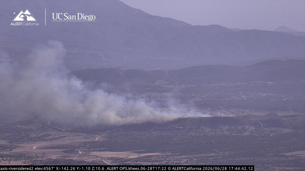 DanielFireTruck's tweet photo. #StanleyFire Incident Command is Requesting 7 Additional Engines for a total of 10, AA310 is working to slow down the head and mitigate the structure threat.
The Fire is 5 acres, Moderate Rate of Spread, Potential for 50 acres. https://t.co/DmVVx22CCI