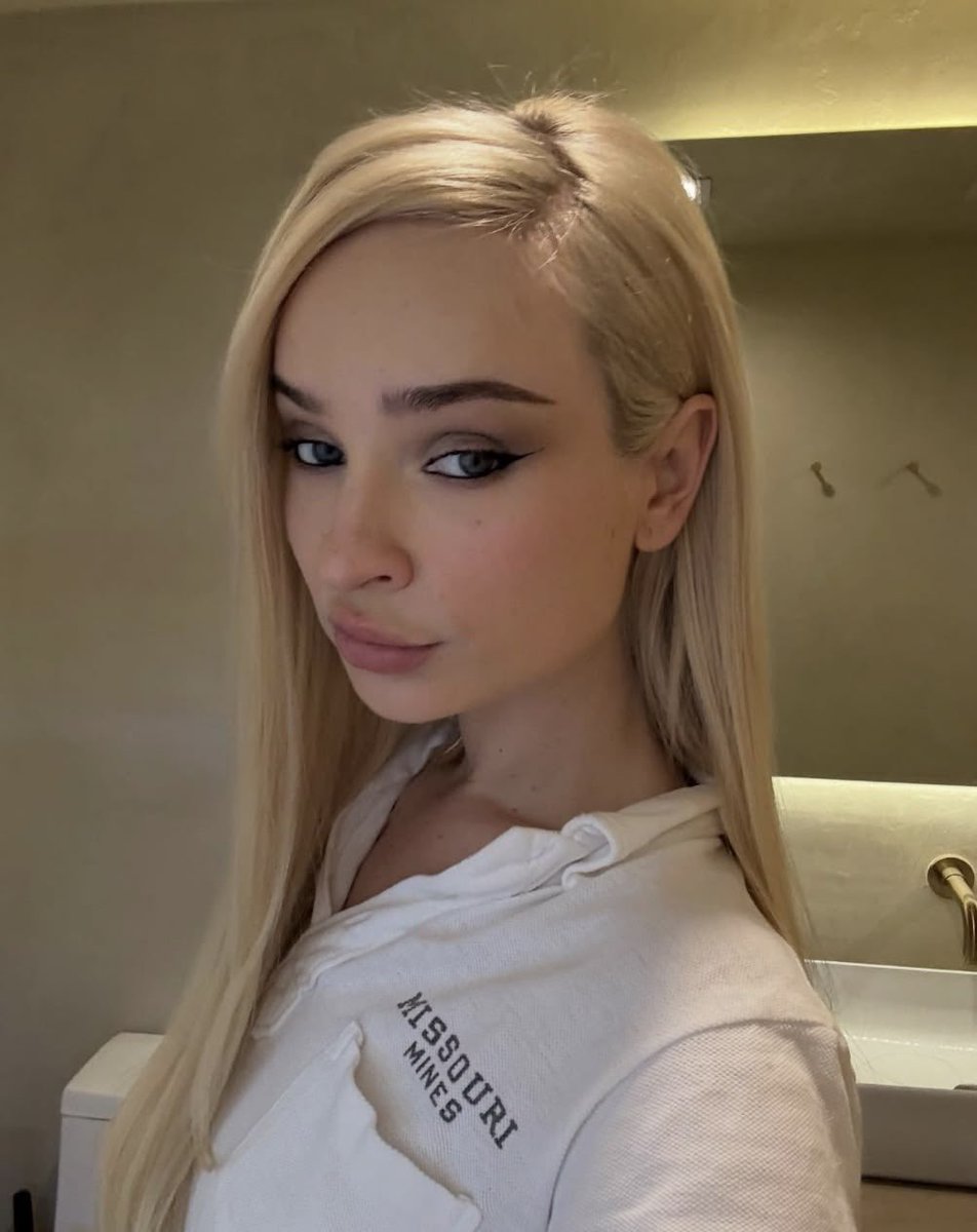 kimpetrasbrasil's tweet photo. Kim Petras sobre a possibilidade de uma versão deluxe para o 'Detour'.

"Há músicas suficientes para muito conteúdo de uma edição deluxe. Já sabemos exatamente o que queremos fazer e está quase tudo pronto, mas queremos manter as coisas empolgantes e evitar que tudo seja previsível."