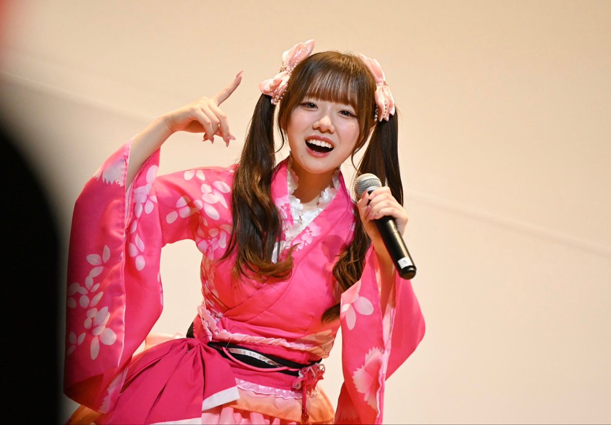 hachalog_s2's tweet photo. ステージからみんなのこと見つけた時、
わー！！！いる！って嬉しくなってた☺️
#はちゃ活 #はちゃ卒業ライブ https://t.co/UiOAY4rPH9