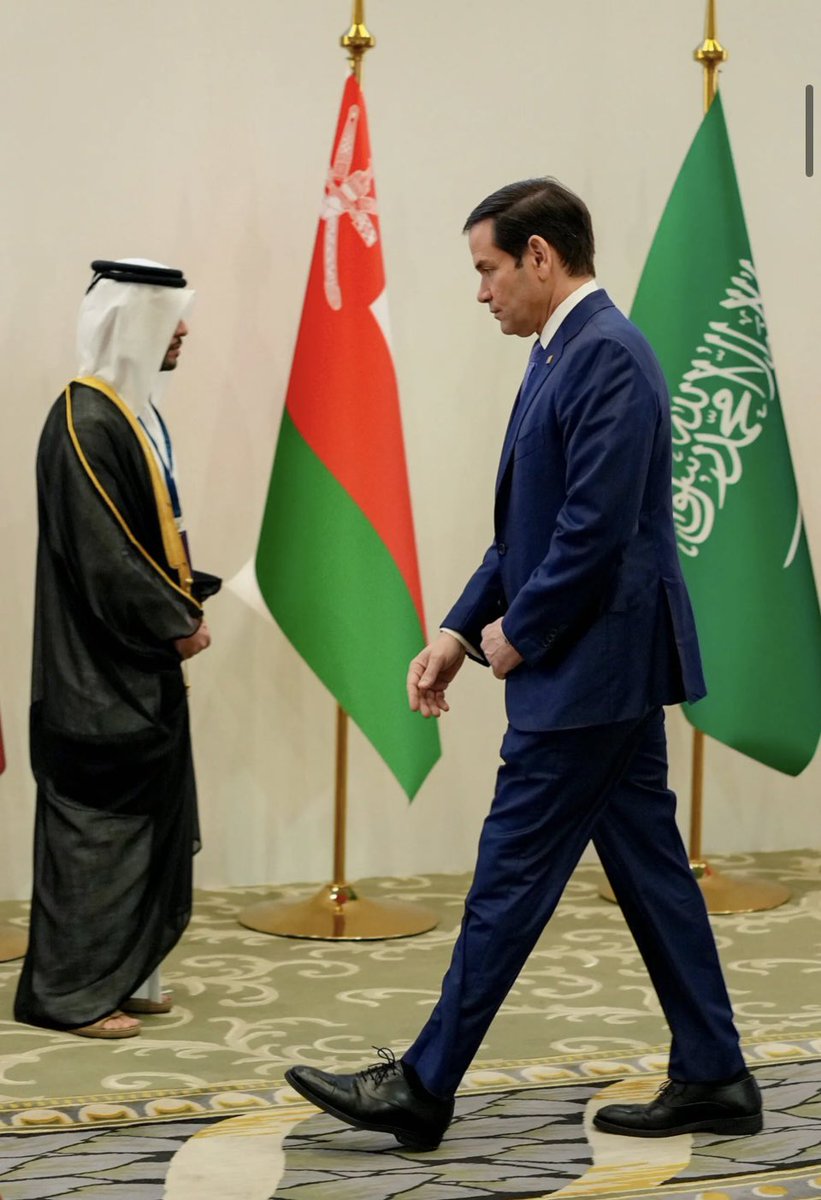 data8410's tweet photo. 米・イラン停戦は続いているが、最大の火種はホルムズ海峡。
イランは海峡支配を核協議・制裁緩和交渉の切り札と見なし、新航路に反発。
双方に交渉継続の利益はあるが、衝突が続けば和平は長期化する可能性。

#中東情勢 #イラン #米国外交 #ホルムズ海峡 #地政学 https://t.co/y0HDWpXrEk