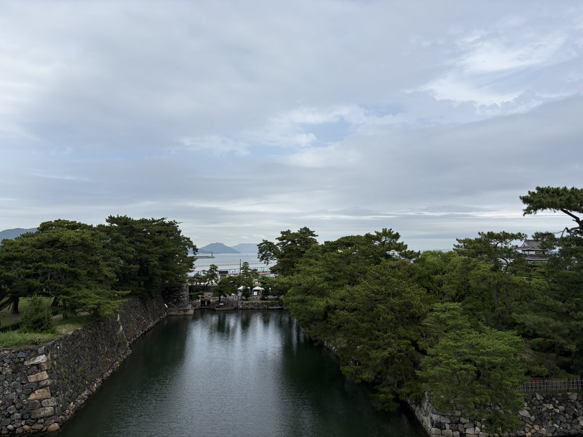 minajooooohnny's tweet photo. 玉藻公園withジョニー🏯
ライブ前に行ったから時間なくてサクッとだったけどめっちゃいいところ、、ずっと居たかった。

最近城カード集めにハマってる（これは櫓カードだけど） https://t.co/nQ7e3kSXHy