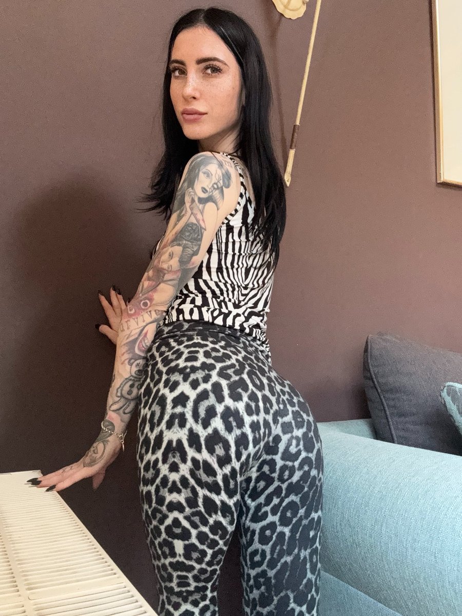 vampyaileen's tweet photo. If you’re staring, at least say hi. 😉 https://t.co/usZpACLNzL