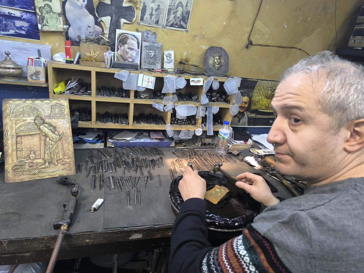 sonmezu's tweet photo. #Kapalıçarşı  metalden gelen kalem işi Kablumbağa Terbiyecisi Avcı Gümüş Sonmezu Belgesel
https://t.co/X3RlZBpzqx
Bir üzüm asması, kutsal kitap kapakları, müze arşivlerinden ilham alan motifler ya da seçkin tablolar; çelik kalem kakma sanatıyla metale hayat buluyor
19.3.2026 ist https://t.co/dBIOyW7oBN