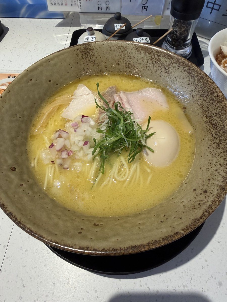 SugarWarehouse's tweet photo. @ramenkudou 鶏白湯　特製鶏そば
鶏チャーシュー丼
きのこの和え玉

濃厚鶏白湯、鶏と豚のチャーシュー、トロトロ味玉、トリフゥの和え玉。全部美味しいです。
ご馳走さまでした。 https://t.co/VQQHpWrJnK