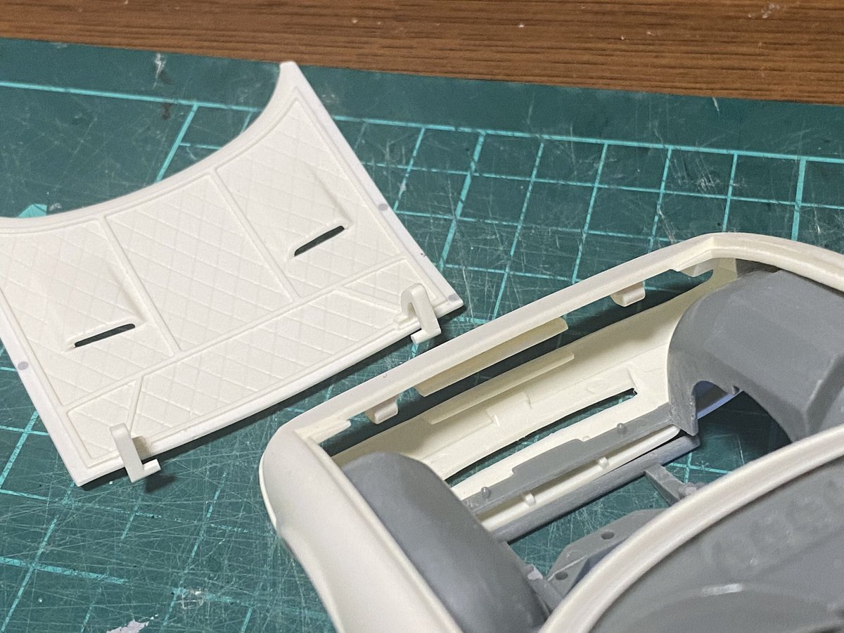 minielian's tweet photo. ボンネットは制作終盤くらいまでは取り外し出来るようにしたかったので、ヒンジの受け部分を左右とも少しだけ内側に接着。
こうすると左右どちらかにスライドさせると片側が外れるので簡単に取り外せる様になります。
#フジミ
#デイトナスパイダー https://t.co/VClDBcn8b6