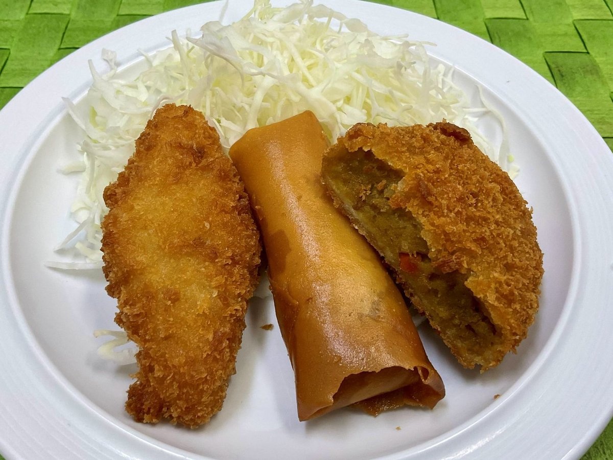 bigleaf201510's tweet photo. お昼の日替わり    
A定食：ミックスフライ（白身・春巻・コロッケ）
B定食：塩麴チキン＆肉コロッケ https://t.co/OdCoaaUyJE