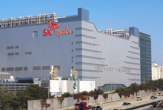 DrotarTim's tweet photo. Big news coming Monday! Samsung and SK Group are set to announce $1.3 trillion in investments. 

At 2pm local time in South Korea, top execs Jay Y. Lee and Chey Tae-won will present their plans to President Lee Jae Myung. 

Samsung is planning 4-5 new chip fabs near Gwangju https://t.co/otrsqIDKNm
