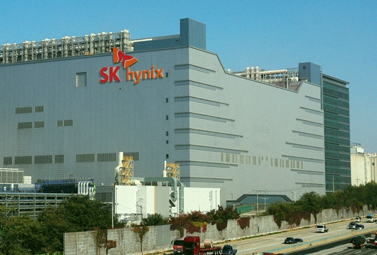 mOoOmy's tweet photo. Big news coming Monday — Samsung &amp; SK Group are expected to announce a massive $1.3 trillion in investments 💰

The plan will be shared directly with President Lee Jae Myung at 2pm local time.

What's likely:
- Samsung: 4–5 new chip fabs in Gwangju + packaging plants in S https://t.co/8bcw5bZNVZ