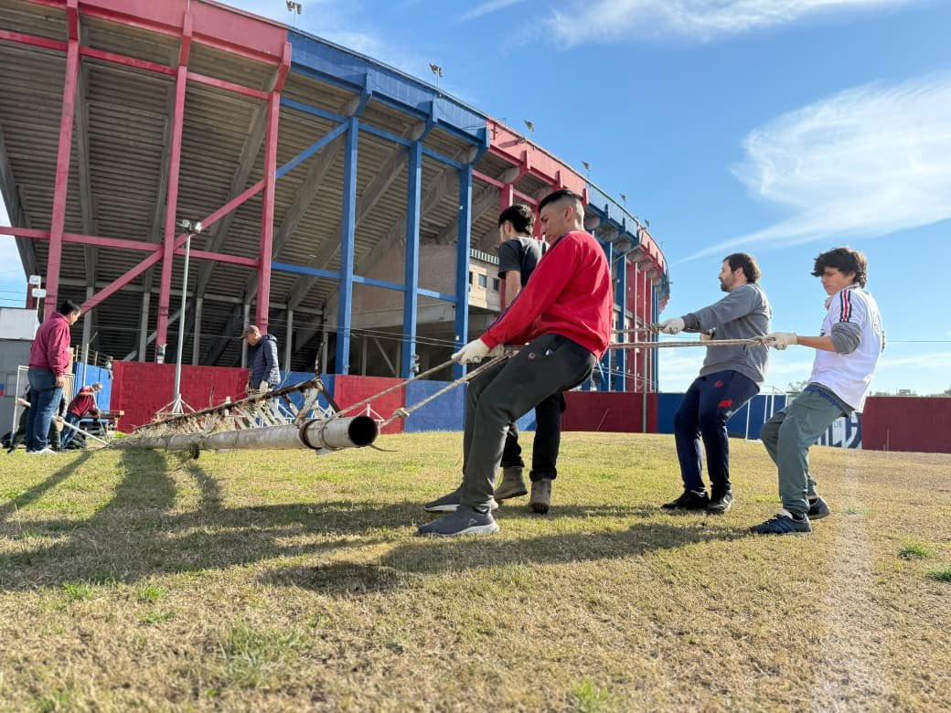 pedro_criscolo's tweet photo. NUEVA JORNADA DE TRABAJO EN CIUDAD DEPORTIVA

Gracias a todos los socios que se acercaron voluntariamente a participar de la jornada. Necesitamos de todos para dar vuelta tantos años de desidia. https://t.co/OwX1YppmGd