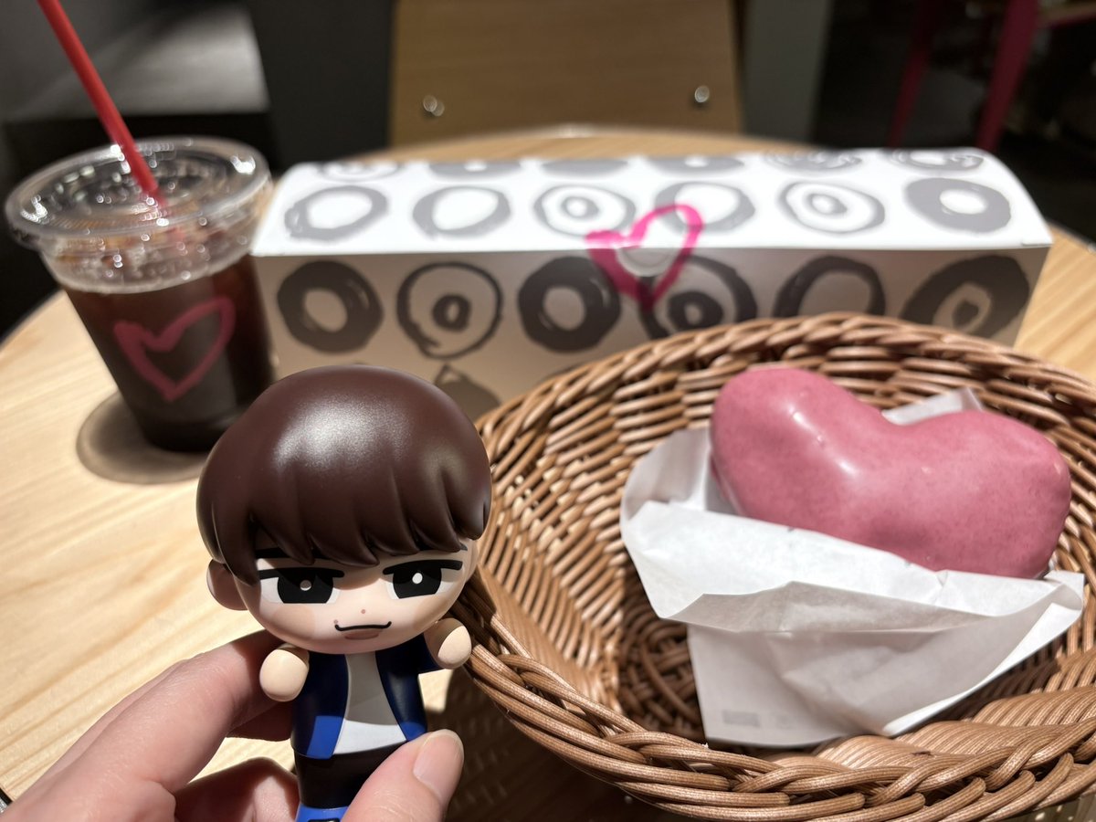 Kuma3bear12's tweet photo. 朝イチで、WeLoveDornut神楽坂店へ🍩
最近のスノちゅ見て美味しそうだったドーナツ屋さん✨ずっと気になってた〜
しょっぴーが注文したドーナツだけイートインであとはテイクアウト🍩ここのドーナツって、めちゃくちゃ美味しいのね😋 https://t.co/0GKPty9bv2