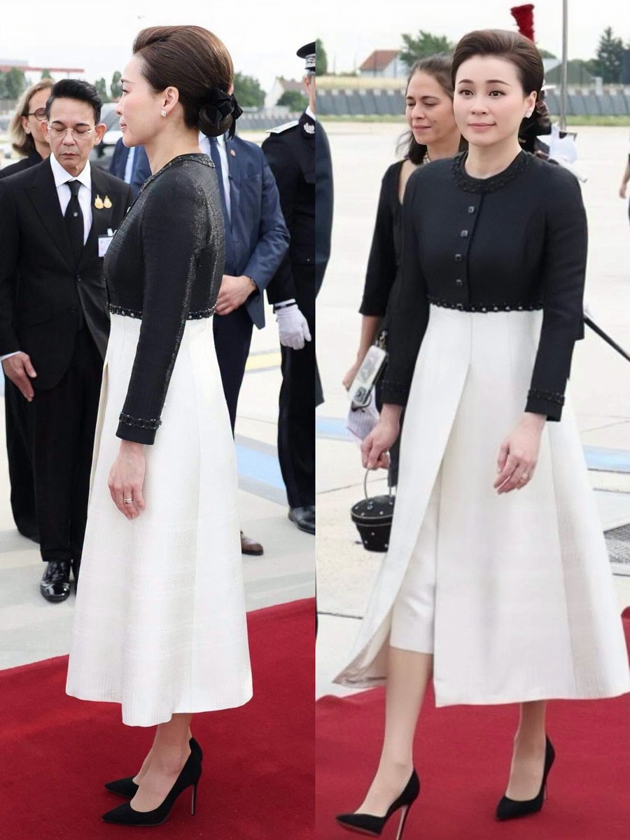 imsai13635983's tweet photo. พระราชินีสุทิดาฯ ในฉลองพระองค์ชุดเดรสโค้ท ตัดเย็บจากผ้าไหมยกทองดิ้นลายเกล็ดพิมเสน ผสมผสานการใช้ผ้าสองพื้นในโทนสีดำและสีงาช้างโดยใช้รูปแบบลายเดียวกัน ถ่ายทอดความงดงามของผ้าไหมไทยผ่านการจัดวางลวดลายอย่างประณีต 
Cr เดินตามรอยพ่อ 
#พระราชินีสุทิดา https://t.co/OIyWWkKg4b