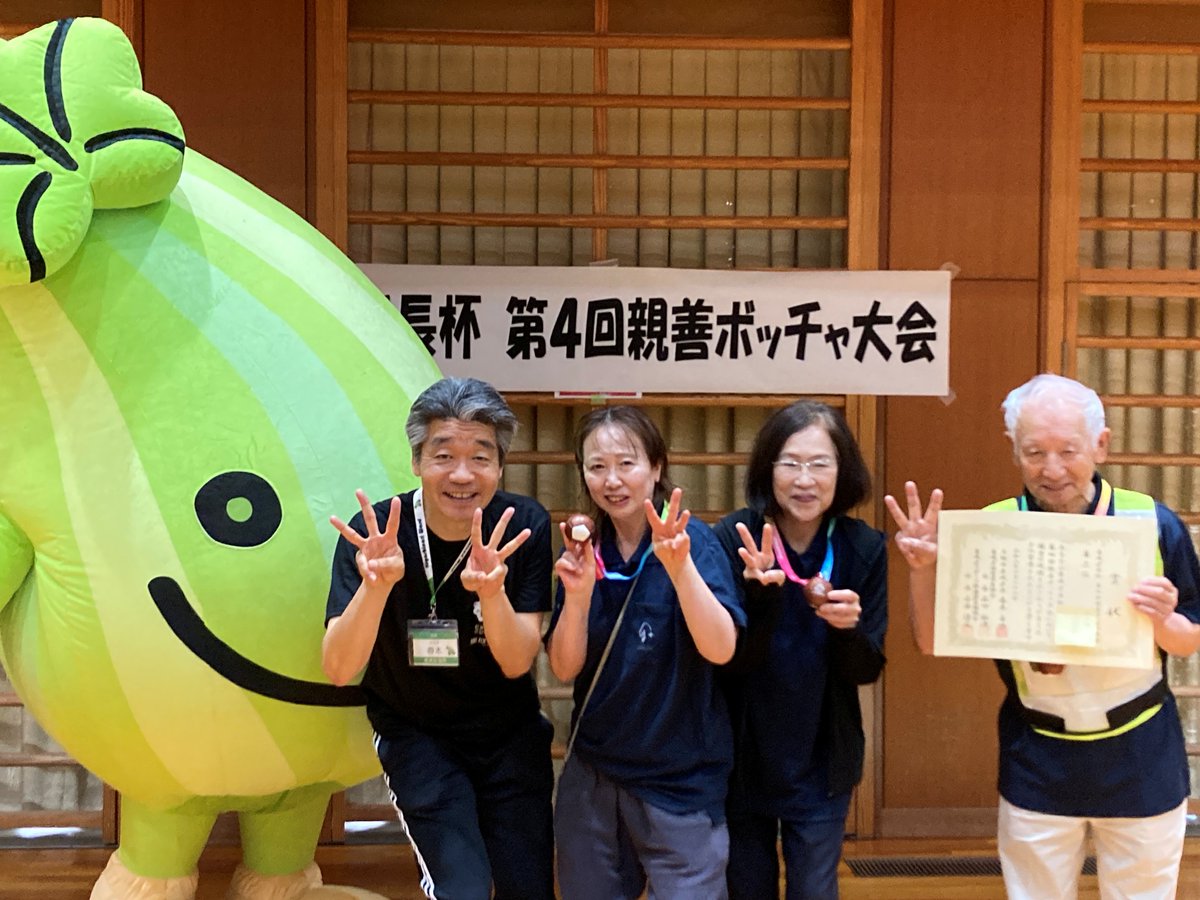 higashinariku's tweet photo. 区長の春木です。
6/28、第4回東成区長杯ボッチャ大会を開催！
33チームが熱戦を繰り広げ、会場は笑顔と真剣勝負で大盛り上がり。ボッチャは年齢や障がい、経験に関わらず誰もが主役になれるスポーツ。来年はぜひ皆さんも挑戦してください!
運営・参加いただいた皆さん、本当にありがとうございました! https://t.co/k7Q9OqXGFm