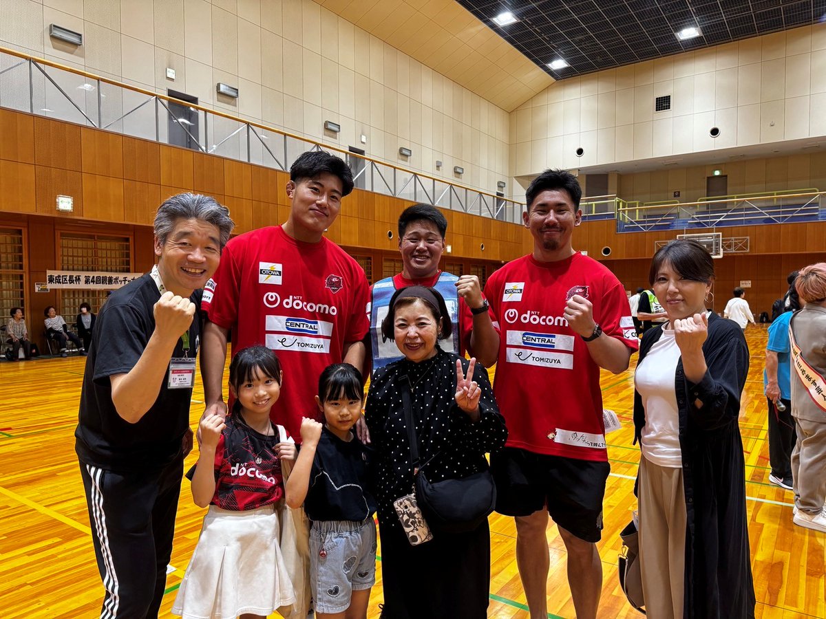 higashinariku's tweet photo. 区長の春木です。
6/28、第4回東成区長杯ボッチャ大会を開催！
33チームが熱戦を繰り広げ、会場は笑顔と真剣勝負で大盛り上がり。ボッチャは年齢や障がい、経験に関わらず誰もが主役になれるスポーツ。来年はぜひ皆さんも挑戦してください!
運営・参加いただいた皆さん、本当にありがとうございました! https://t.co/k7Q9OqXGFm
