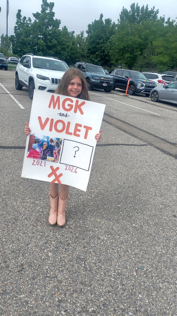 lacilacilacii's tweet photo. A night to fucking remember! Thank you @machinegunkelly, Violet says you're officially best friends now! You are the best around. #mgk https://t.co/BQQwazBqKr