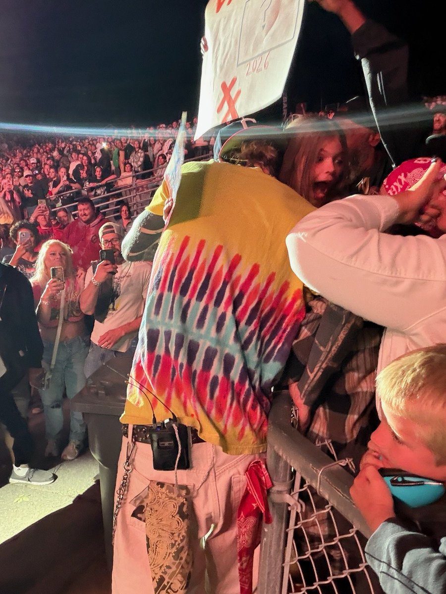 lacilacilacii's tweet photo. A night to fucking remember! Thank you @machinegunkelly, Violet says you're officially best friends now! You are the best around. #mgk https://t.co/BQQwazBqKr