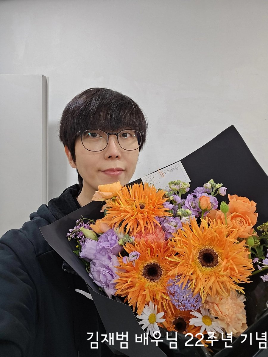 JAEBUMsCAFE's tweet photo. 오늘은 우리 배우님 데뷔 22주년 되는 날입니다.
항상 무대와 매체에서 좋은 모습 보여주시는 우리 배우님! 정말정말 축하드립니다!!!
오늘 특히 더더더 행복한 날 되시길 바랄께요!!!
@1201jb 배우님 좋은 연기 보여주셔서 정말 감사합니다!!!!!!!!! https://t.co/etp6qJKhoR