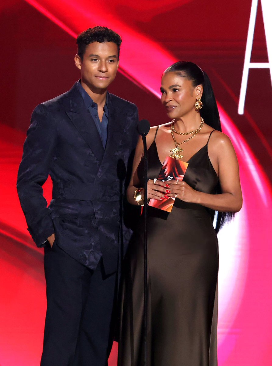 mjaackson's tweet photo. such a full circle moment to see jaafar on the same stage all these years later 
#BETAwards https://t.co/BEXlnbmUHG