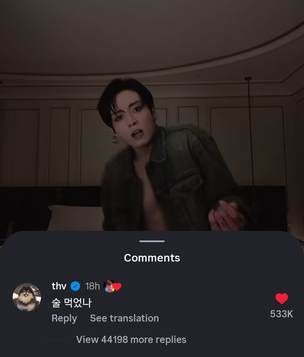 vhyungiekim's tweet photo. que risa amigas regresaba a ver el comentario de taehyung y a darle like 😭 como cuando extrañas a tu novio y no puedes escribirle porque está ocupado, así que solo te queda releer las conversaciones anteriores https://t.co/SE1wOkK4LG