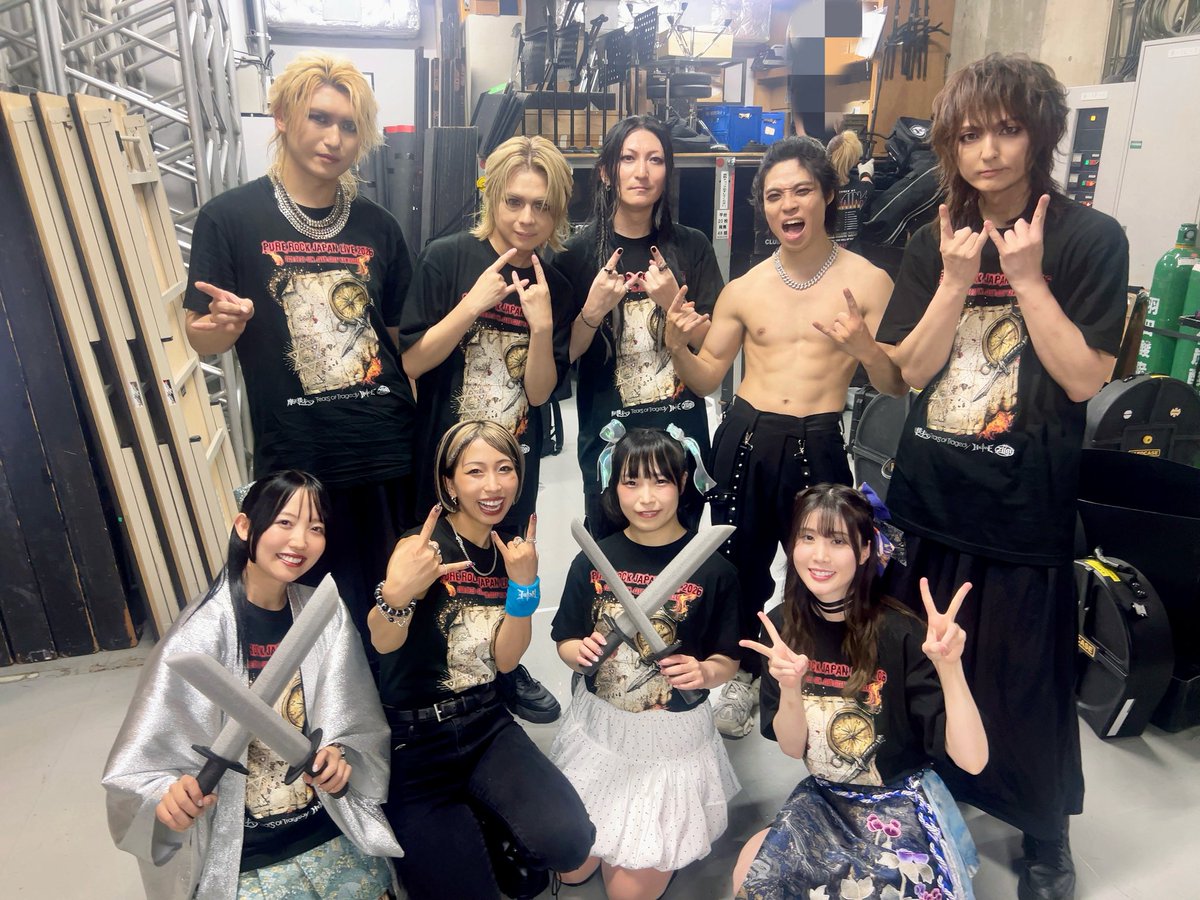 Sayaka89394411's tweet photo. 今年も摩天楼オペラの皆さんとお写真撮っていただきました！憧れの大先輩方と2年連続ピュアロックでご一緒できて本当に嬉しかったです！！ありがとうございました！
共演させていただいている上に、
-overture-で登場する姿もみせていただけるなんて、なんてすごい状況なんだ！！と1人静かに沸いていました🔥