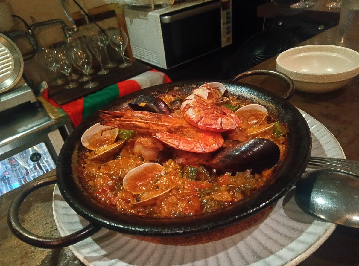 putan2014's tweet photo. あかねさんのバースデー&amp;転職祝いで板橋のラセンダ(ゴールデン街の飛地)へ。
写真は一部だけどぜんぶ美味しいし、何年ぶりかのゆいさんのパエリアは思い出級！ https://t.co/O5k3zxfYwY