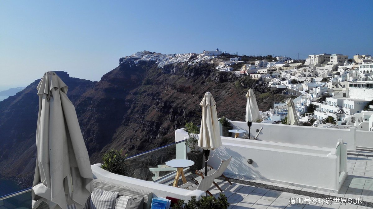 Lexao029's tweet photo. Chased the golden sunset along Santorini’s cliffside path today—salt in the air, wind in my hair, and that white-washed view that hits different every single time. No fancy plans, just pure magic in every step. https://t.co/gWKZpUDzjw