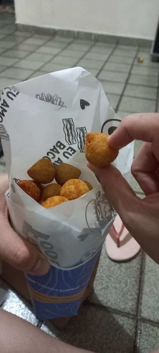 sr_terrornifica's tweet photo. Ei vi um anuncio se coxinha no quero de 50 coxinha por 26,00. Estranhei o baixo preço e resolvi arriscar
 As ditas cujas jkakakakkakakakkakjak https://t.co/zIEC14gBKZ