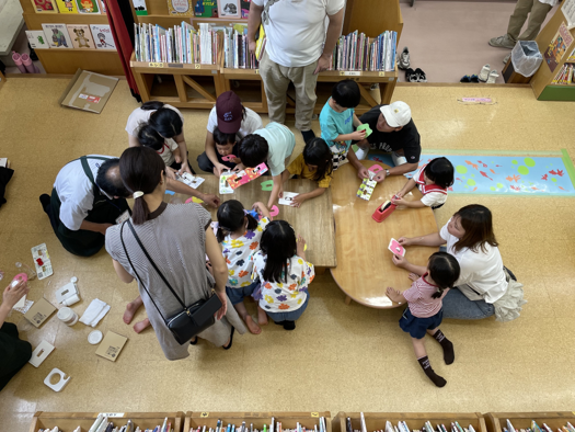 NishikyoLib's tweet photo. みてみて！6/27のおたのしみ会で、みんなでカエルのおもちゃを作ったんだ！ゲコゲコって音も鳴らせるんだよ。作ったおもちゃで音を鳴らしながらみんなで「かえるの合唱」を歌ったんだ。楽しかったな～。 ＃かやっち https://t.co/Yl3Q2beDnp