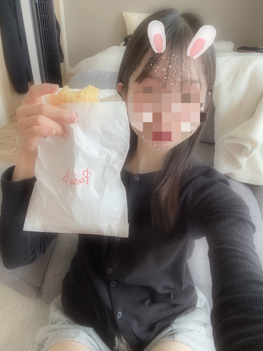 kiruark0's tweet photo. 寝起きでパン2個食べる余裕 https://t.co/nFr7d0zaRd