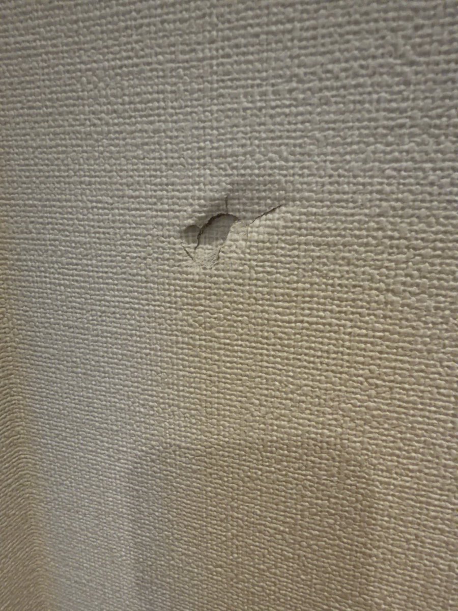 1ls2xx's tweet photo. 寝ぼけて壁に穴あけたおしまい。 https://t.co/Q6BNvR7p8K