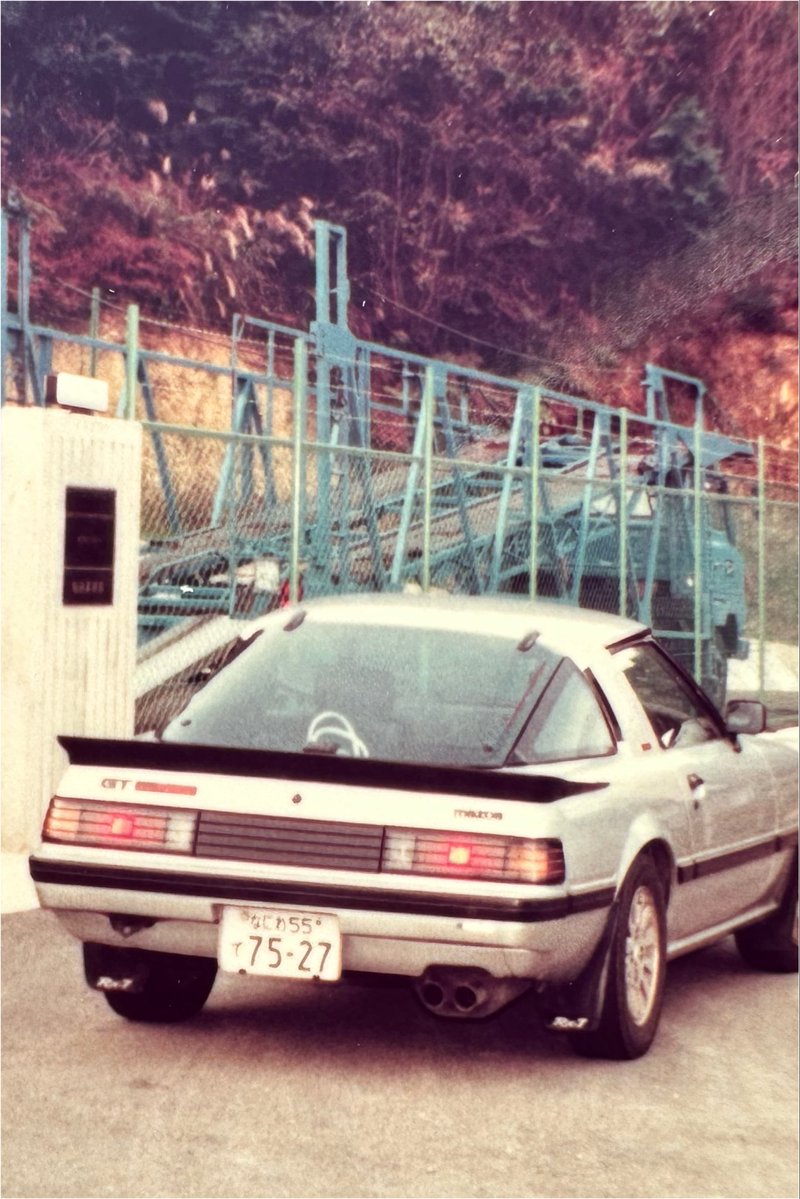 2xDcVSZvIPAWYvP's tweet photo. #SA22C

それまで中古の軽ばかり乗っていたのだが一念発起して乗用車を買う事に
どうせなら早い方が良いと思ってスポーツカーに
これが結構じゃじゃ馬でね
パワーはあるけど限界超えると暴れ出す
商用バンにスポーツカーのエンジン乗せたみたいな
何度か怖い目を見たが何とか無事故で乗り続けた https://t.co/AedUY15C9R