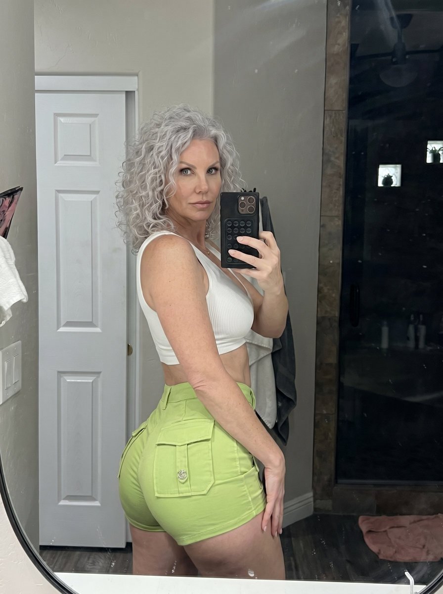 monicabrown1963's tweet photo. 62yo old, am i ugly? 😞 should i stop posting daily? https://t.co/cvV0YAsFqY