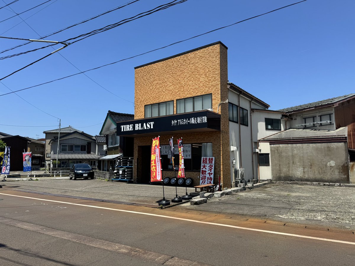 TIREBLAST's tweet photo. 某掲示板でタイヤ交換はどこでするの？って書き込みを拝見しました。
確かに表からは分かりにくいですが裏の方で交換作業など出来るようになっております。 https://t.co/qa2ROoPpsN