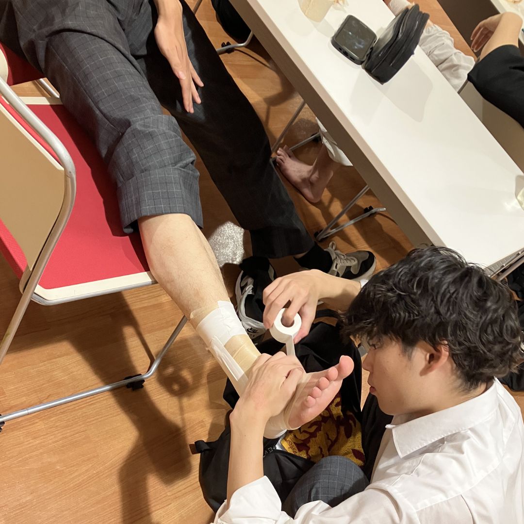 kouei_3day's tweet photo. #甲英高校
今年度より #3dayコース の #総合的な探究の時間 は大学や専門学校のプロ講師をお招きし進路をリアルに考える特別な授業を取り組んでおります。
今回は「スポーツ」分野を紹介！
#大阪リゾートスポーツ専門学校 の先生よりスポーツブランドの立上げやテーピング等をご指導いただいております https://t.co/JpbFsiAaB4