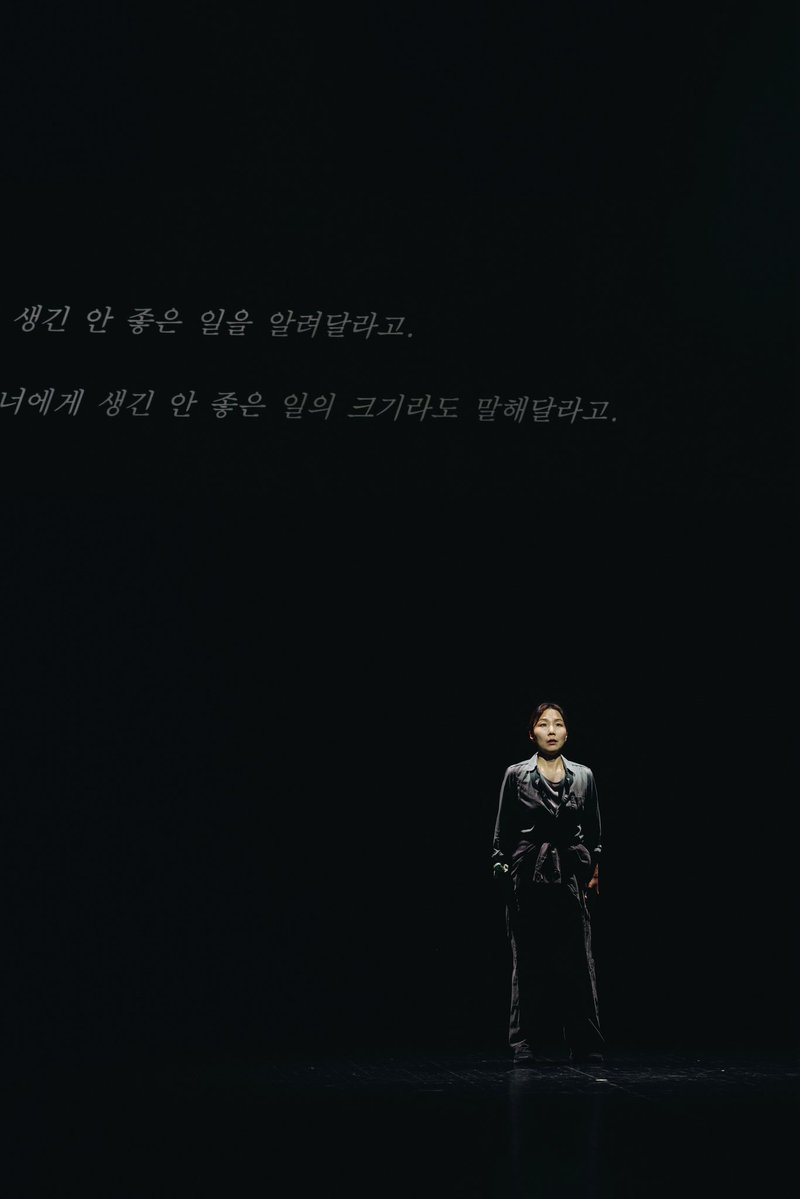 definitetheatre's tweet photo. 발굴되지 않은 언어의 고통

"나는 얼쩡거려."

2026년 6월 26일 금요일부터 6월 28일 일요일까지
모두예술극장에서,
세 번의 공연,
함께 해주신 분들께 진심으로 감사드립니다.

2026 여기는 당연히, 극장 신작
출연_ 김효진, 박수진, 이리, 장윤실, 전박찬, 조경란, 최순진, 최승미 https://t.co/cxfSIqHEoI