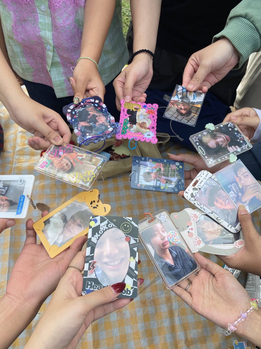 choiyenassi's tweet photo. SERUUUUU piknik imut bersama teman teman sutisna dalam keadaan hiphopmaxxing 😆🧺📚 soon kita bikin lagi 4shobook vol 2!!!
@gilaluyak @kangyounkyu @dafiyatata @918verse @kkimchestnut @chizzumato @salmonyul @foatale @yapp4sho @jjujamii https://t.co/T6NSAajLWy