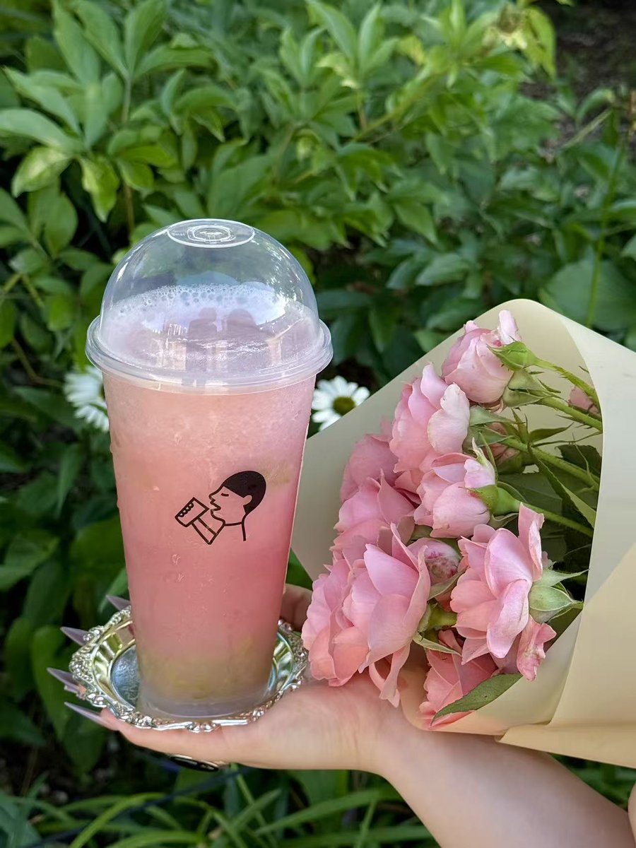 foodie_archive's tweet photo. 헤이티 구아바 그린 그레이프, 내일 신메뉴 출시

구아바 + 청포도 + 자스민 차로 만든 블렌딩 티
가장 맛있게 익은 레드 구아바와 갓 수확한 청포도를 블렌딩했는데
청포도가 아삭아삭 씹히는 식감이 너무 좋고 달달하다고 https://t.co/1ubBRTSauY