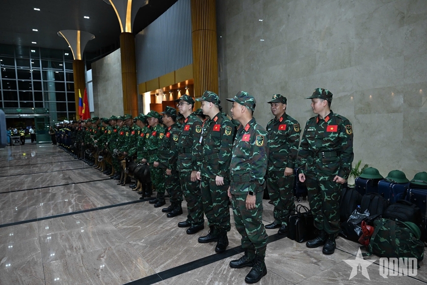 VietnamNewsVNS's tweet photo. 🇻🇳🤝🇻🇪 A joint contingent of the Việt Nam People’s Army and the People’s Public Security have departed late Sunday night from Hà Nội, heading to Venezuela to support post-earthquake search and rescue, as well as recovery efforts.

👉 https://t.co/iu6TN1Syv6 https://t.co/N7Uom3KbWp