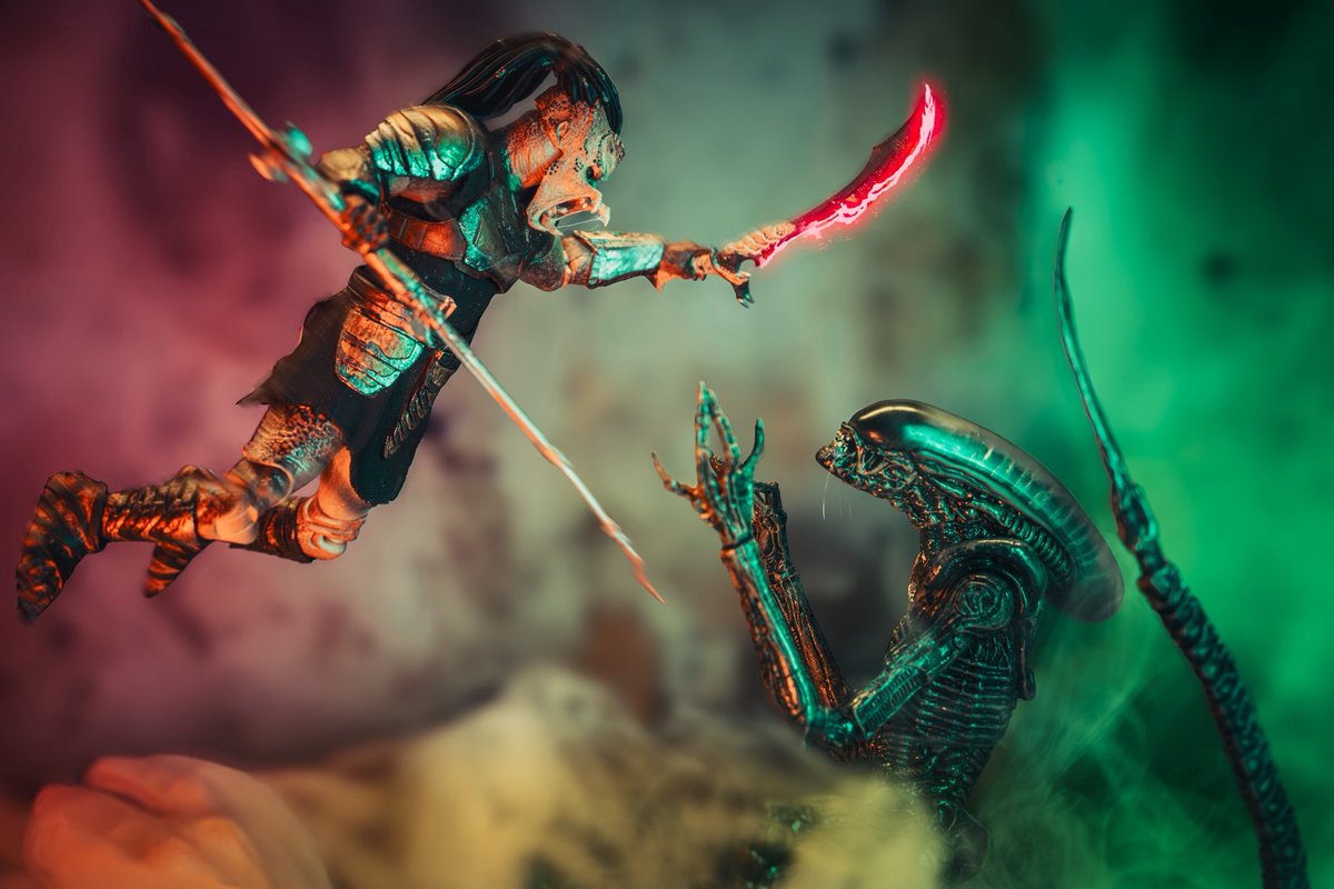avpgalaxy's tweet photo. Dek of the Yautja battles a new foe and shows off his many stances, in this sneak peak of AvPGalaxy’s upcoming review of the training armor figure by @necaofficial 

Photos and review done by our very own @HunterRGoetz . 

#alienvspredator https://t.co/jp6nuvGLDr