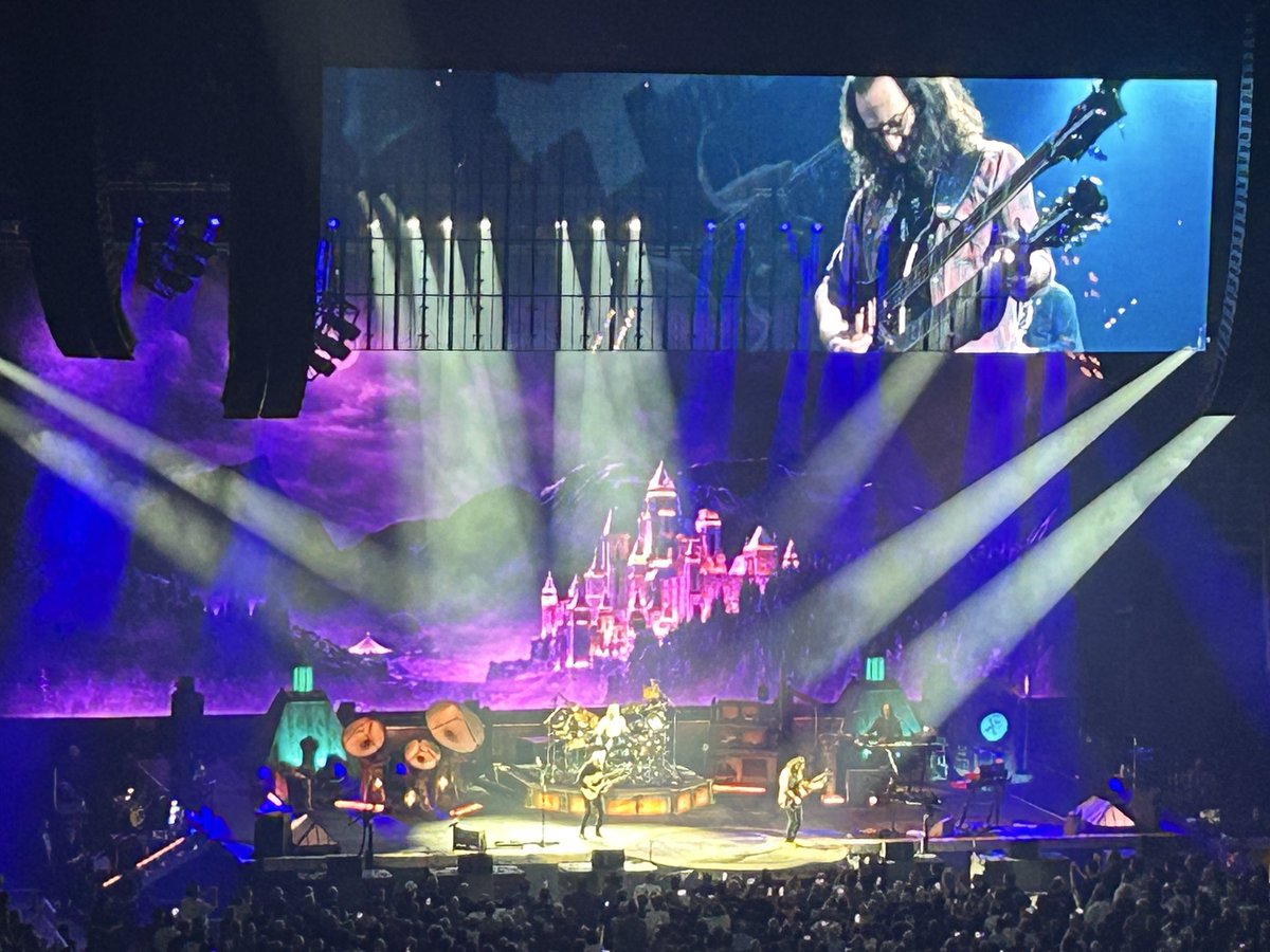 SomeRndmGuyUT's tweet photo. Intermission on night 2 in Ft Worth.  Same set as night 2 in LA. 

READY FOR 2112!!!!!

#RushFamily
@rushtheband https://t.co/6DA2JzyLeM