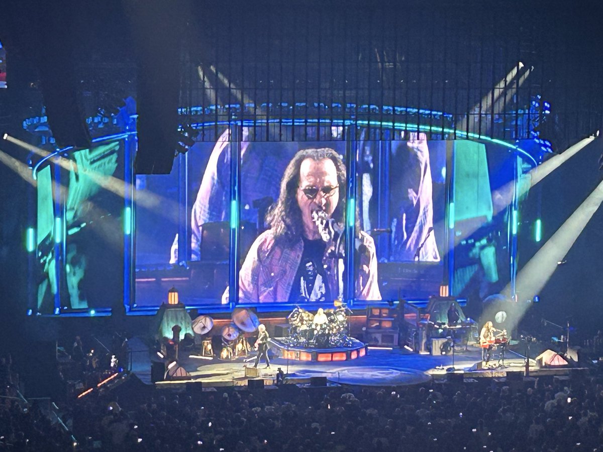 SomeRndmGuyUT's tweet photo. Intermission on night 2 in Ft Worth.  Same set as night 2 in LA. 

READY FOR 2112!!!!!

#RushFamily
@rushtheband https://t.co/6DA2JzyLeM