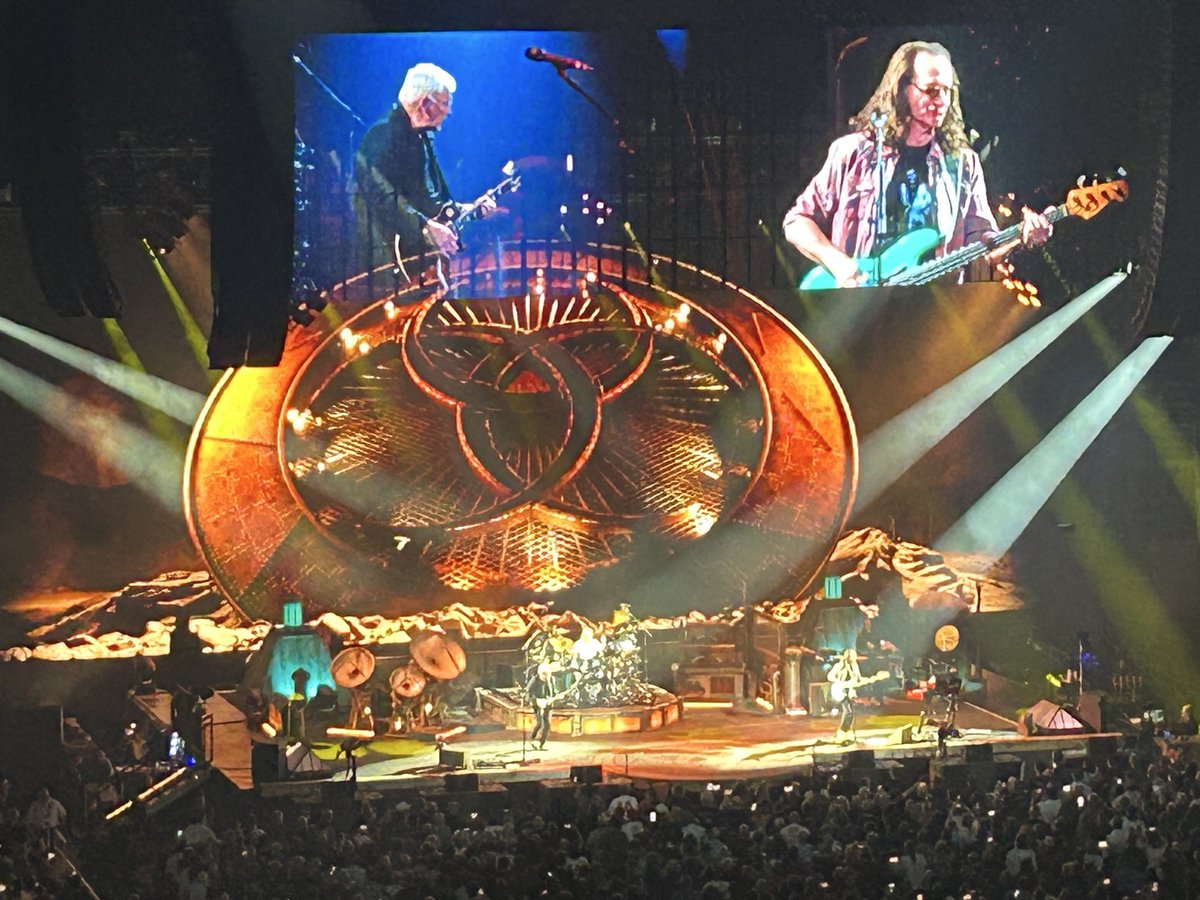 SomeRndmGuyUT's tweet photo. Intermission on night 2 in Ft Worth.  Same set as night 2 in LA. 

READY FOR 2112!!!!!

#RushFamily
@rushtheband https://t.co/6DA2JzyLeM