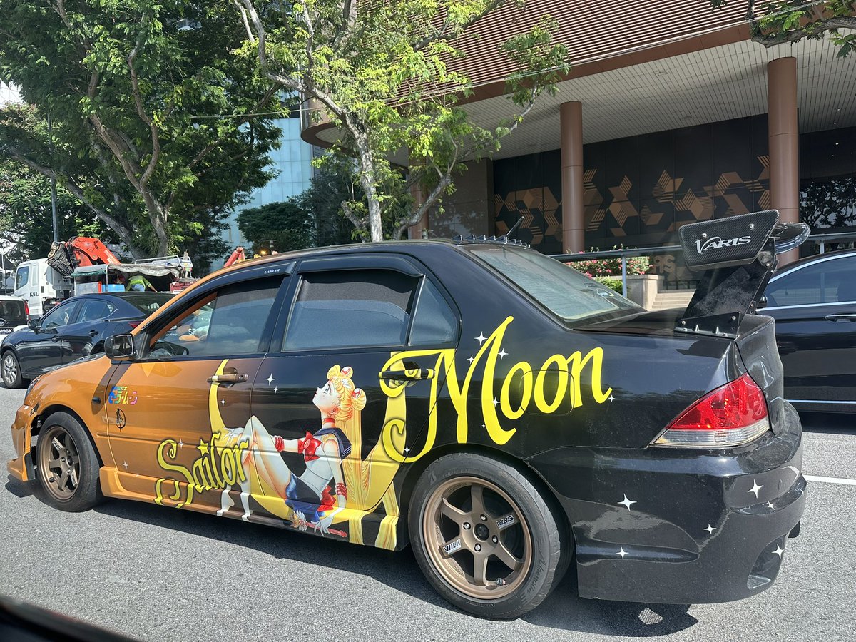 Running__Bread's tweet photo. シンガポールでセーラームーン痛車が！ https://t.co/eqGpyxmTHO