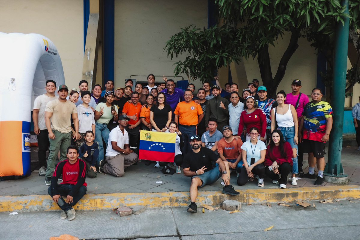 zaidarovira's tweet photo. Cerramos esta primera jornada con el corazón lleno de gratitud. ❤️🇪🇨🇻🇪

Gracias a cada persona que se acercó con su donación. Cada aporte representa esperanza para una familia que hoy lo necesita.

Esto continúa. Los esperamos mañana y durante los próximos días para seguir apoyando a nuestros hermanos venezolanos. 🫂

@DanielNoboaOk 
@DHumanoEc