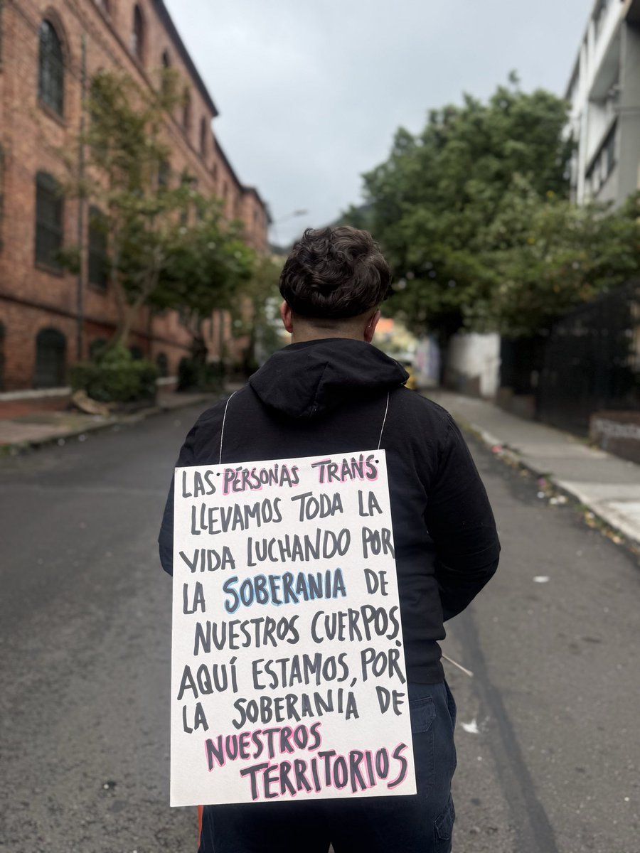LigaSaludTrans's tweet photo. Sí, tenemos miedo. Sería imposible no sentirlo cuando nuestras vidas y derechos vuelven a ponerse en discusión.

Pero también tenemos una certeza: nos tenemos. Nos abrazamos, nos organizamos, nos cuidamos y seguiremos construyendo comunidad, incluso en la tormenta. https://t.co/LZ66KB8SEx
