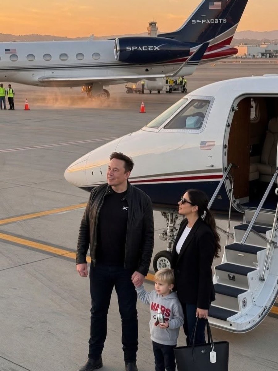 greenery897's tweet photo. What stands out most in this photo?

A) Family ❤️
B) Success 💰
C) Private Jet ✈️
D) SpaceX 🚀

What's your opinion? https://t.co/Uy3q9G4FM2