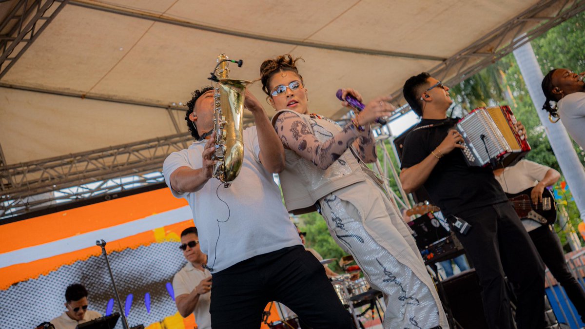 comfacesar's tweet photo. ¡Así vivimos el Concierto de Vacaciones en La Pedregosa! 🎶🤩

Música, diversión y bienestar reunieron a cientos de familias en el club social de las familias vallenatas. Disfrutamos de las presentaciones de Haffit David, Karen Lizarazo y el grupo norteño Los Compas. https://t.co/3xS8UaqJDM
