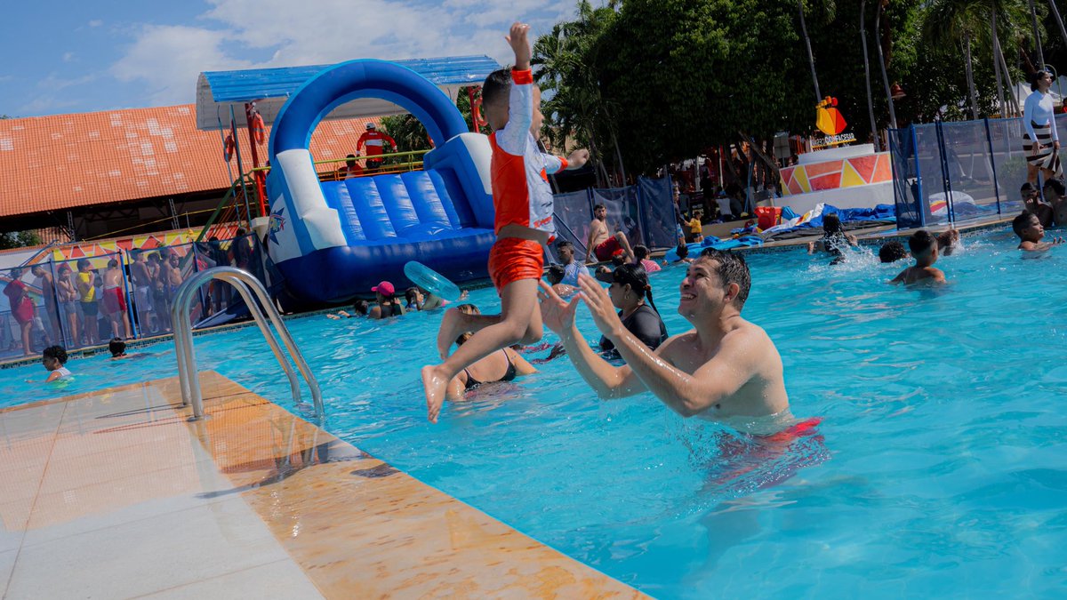 comfacesar's tweet photo. 🎉Los niños se divirtieron en las piscinas, los brinca brinca, el show mundialista y con sus personajes favoritos de Disney. https://t.co/IJ1DJcD3yq