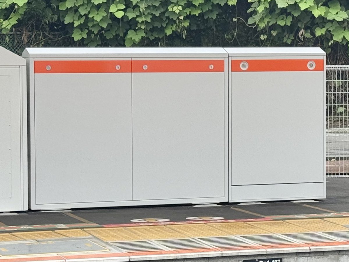 kamaboko_FD's tweet photo. JR中央快速線 西国分寺駅
ホームドア新設工事

⬛︎ ホームドア制御盤が設置されました

床下では配線工事が進んでいます。定位置停止検知センサ等はありませんが、台は設置されていました。
中央線へのホームドア設置が急速に進められています。
#中央線 #ホームドア #西荻窪駅 https://t.co/AUDDC2XAoD