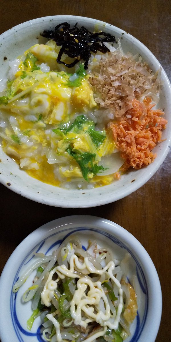 tecchan509's tweet photo. 今日の朝飯。お粥。前日のご飯の余りでね。よくやります。
こんぶ、鮭、鰹節なんかの��けてね。さっぱり塩味、朝にはうってつけ。
今日はゲームの声の仕事。ゲームは殆どやらない私。キャラのイメージ作りに苦労する。でも想像力かな、何とかするわけですよ。行ってきます！ https://t.co/IWLD8b47Yt
